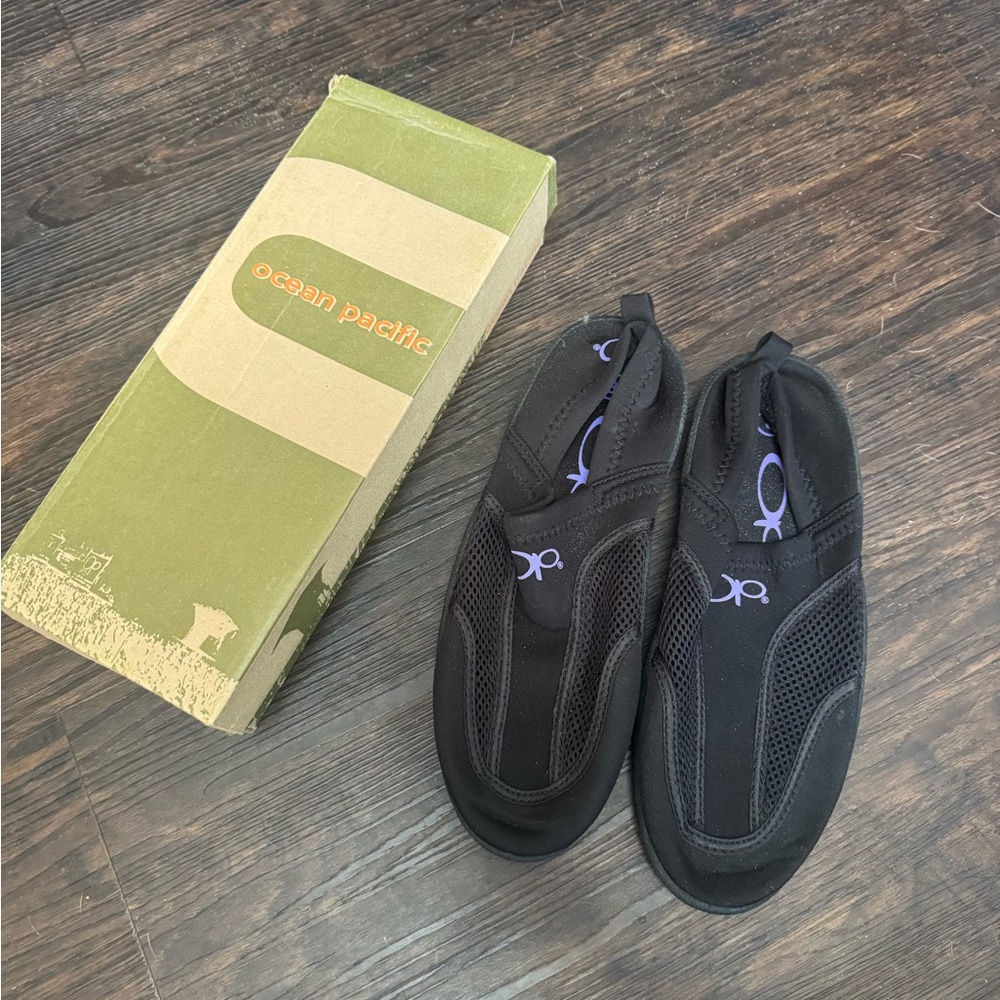 OCEAN PACIFIC WOMENS BLACK AND PURPLE SLIP ON WATER SHOE SIZE 8